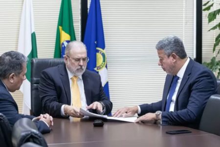 O procurador-geral da República conversa com o presidente da Câmara dos Deputados, Arthur Lira. Ambos estão sentados à mesa - Metrópoles