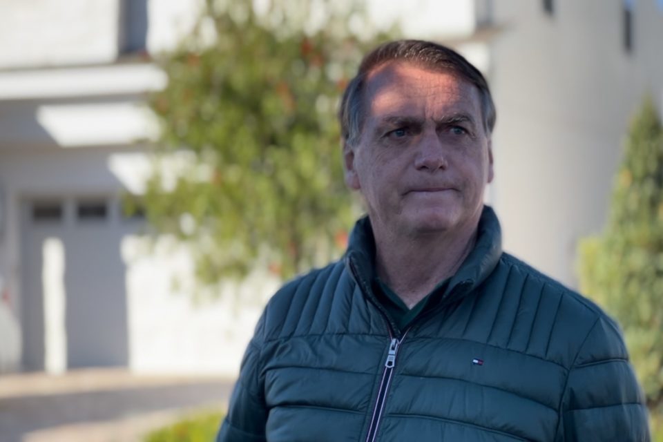 Bolsonaro O ex-presidente Bolsonaro do lado de fora de casa em que passa as férias com a família em Orlando, EUA. Ele fala com apoiadores - Metrópoles