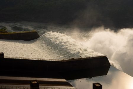 Fota das comportadas abertas da usina hidrelétrica de Itaipu Binacional - Metrópoles