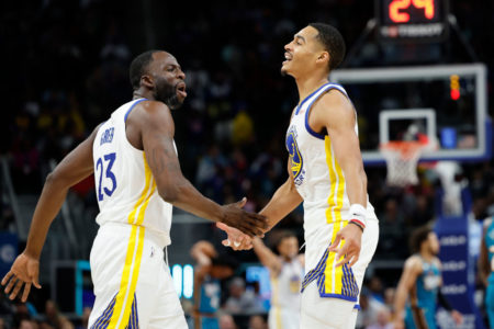 Draymond Green e Jordan Poole se cumprimentam - Metrópoles