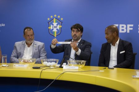 Foto colorida de dirigente da CBF durante sorteio