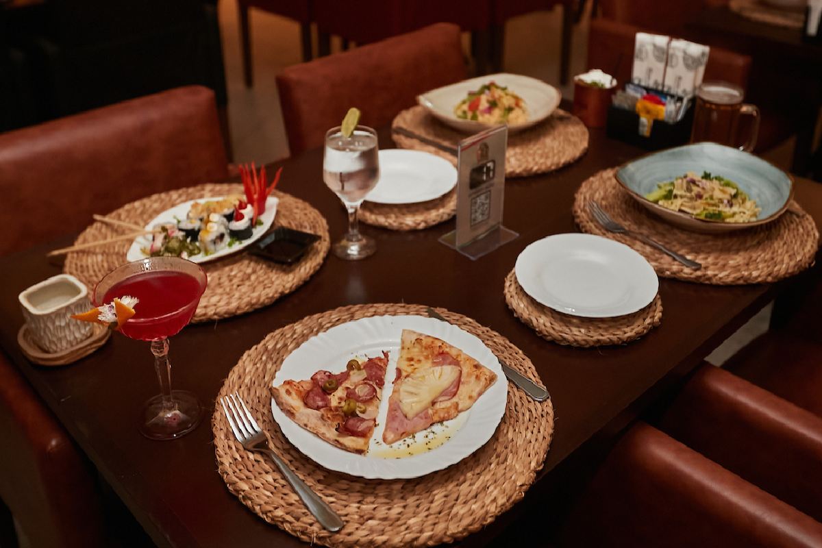 foto colorida com uma mesa com vários pratos culinários