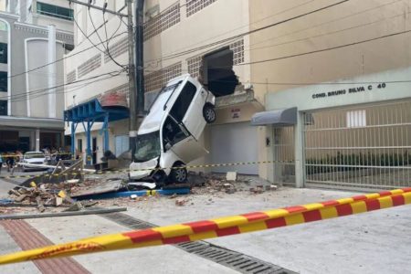 Um carro despencou de um estacionamento e caiu em cima de 3 mulheres e uma criança. Imagem mostra carro cinza destruído - Metrópoles