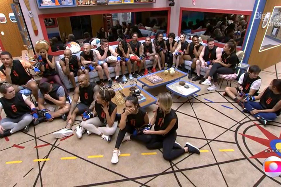 Os 22 participantes do BBB23 sentados na sala do reality e prontos para a interação com Tadeu Schmidt- Metrópoles