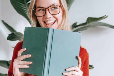 Mulher esperta com livro na mão