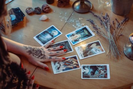 Cartas de Tarot na mesa com a mão