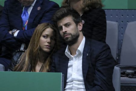 A cantora Shakira, uma mulher branca, de meia idade e de cabelo castanho liso, ao lado do então marido, o jogador Gerard Piqué. Ele é um homem branco, também de meia idade, com cabelo e barba castanhos. - Metrópoles