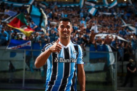 LuÍs Suárez fazendo sinal de positivo em frente à arquibancada