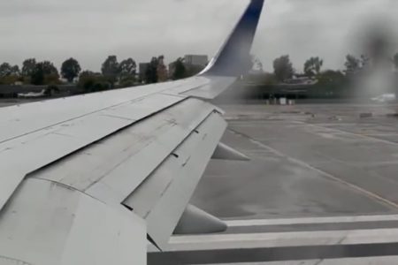 Foto colorida de uma turbina de avião pega fogo antes de voo na Califórnia - Metrópoles