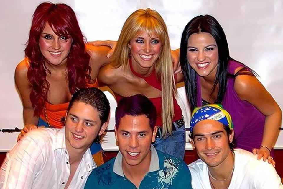 Foto colorida do grupo RBD - Metrópoles