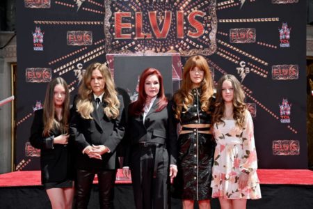 Lisa Marie Presley ao lado da mãe e das filhas, cinco mulheres enfileiradas - metrópoles