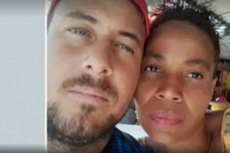 Foto colorida de casal um homem branco e uma mulher negra que morreram eletrocutados na Bahia - Metrópoles