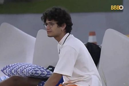 gabriel santana de blusa branca sentado no jardim do BBB - metrópoles