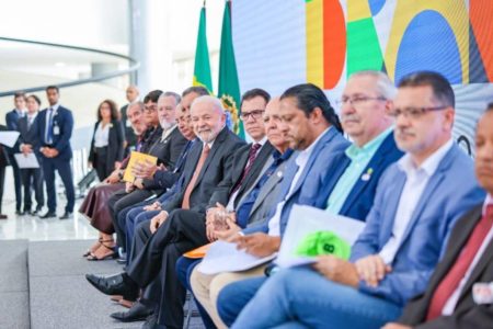 Lula se reúne com centrais sindicais