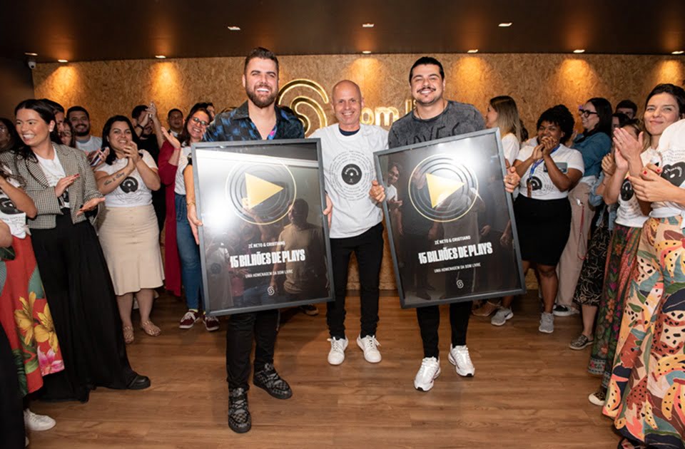 Zé Neto & Cristiano na sede da Som Livre, no Rio de Janeiro, com o Presidente da gravadora, Marcelo Soares, e equipe - Crédito André Rola