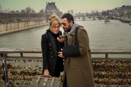 jennifer aniston e adam sandler em ponte com lago atrás - metrópoles