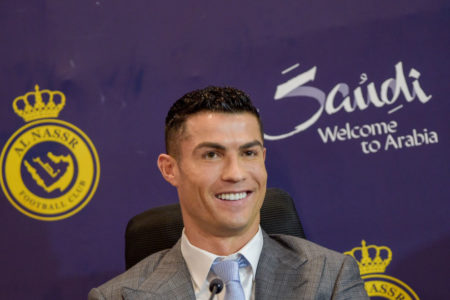 Cristiano Ronaldo sentado sorrindo