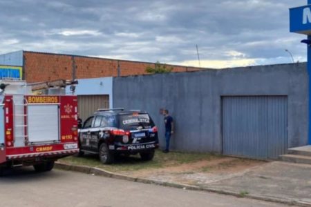 Fachada de casa em Planaltina usada como cativeiro de vítimas de família assassinada em chacina no Distrito Federal. Na porta, é possível ver um carro da PCDF, dos Bombeiros e um agente parado na frente - Metrópoles