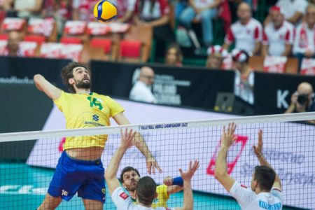 Lucão atacando durante partida do Mundial de Vôlei - Metrópoles