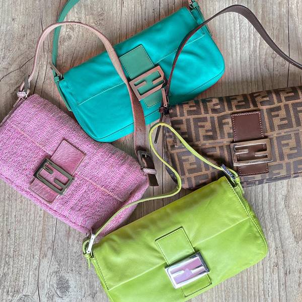 Bolsa da marca espalhadas pelo chão - Metrópoles