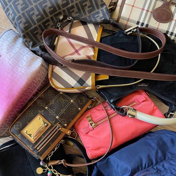 Bolsa da marca espalhadas pelo chão - Metrópoles