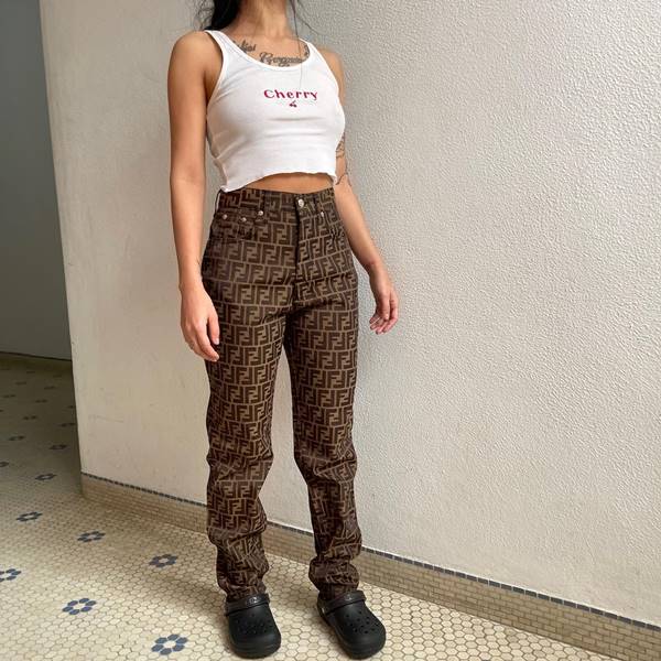 Modelo usa calça da Fendi - Metrópoles