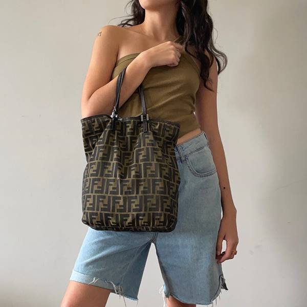 Modelo usando bolsa da Fendi - Metrópoles