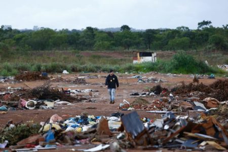 Corpo de Bombeiros e Polícia Civil fazem buscas por corpos ligados ao caso da cabeleireira assassinada em lixão próximo à DF-130, ao lado do Vale do Amanhecer