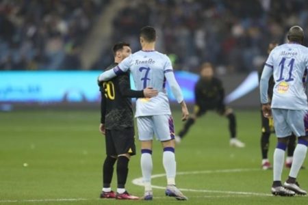 Ronaldo e Messi se cumprimentam