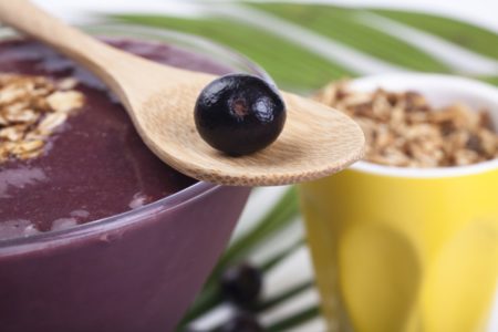 Imagem colorida - tigela de açaí com fruto - Metrópoles