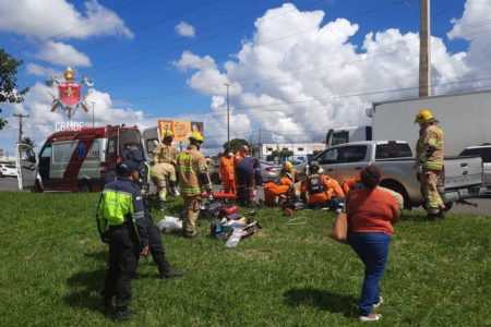 Caminhonete atinge duas pedestres e mulher fica em estado grave na EPNB