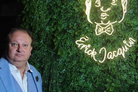 Retrato do chef Erick Jacquin no salão do Ça-Va Café na Avenida Faria Lima, zona sul de São Paulo, na tarde de segunda-feira, 16/1/23.