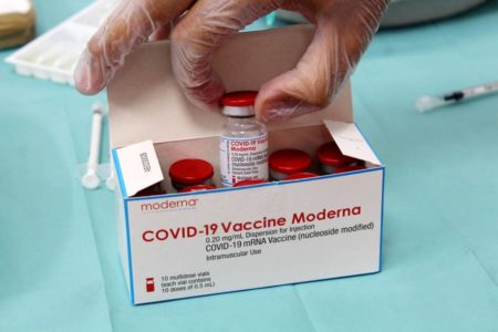 Imagem colorida mostra vacina contra Covid-19 da Moderna, que busca registro na Anvisa - Metrópoles