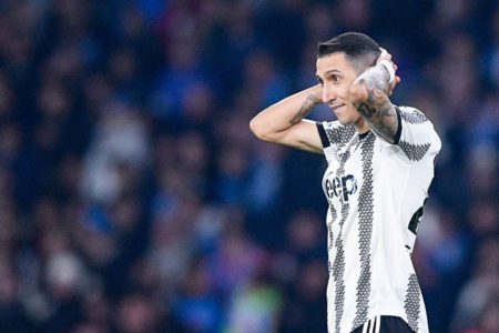 Di Maria com a camisa da Juventus e as mãos atrás da cabeça