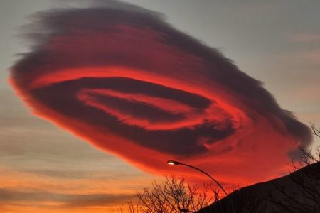 Foto colorida de uma nuvem em formato de ovni vista na Turquia