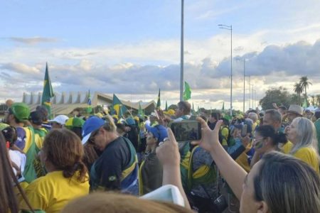 Foto colorida de bolsonaristas Radicais - Metrópoles