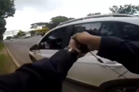 Vídeo: jovem sem CNH furta carro, foge da PM e quase atropela ciclista