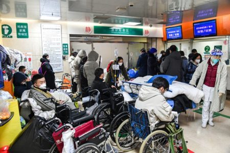 Imagem colorida: chineses aguardam em sala de hospital - Metrópoles