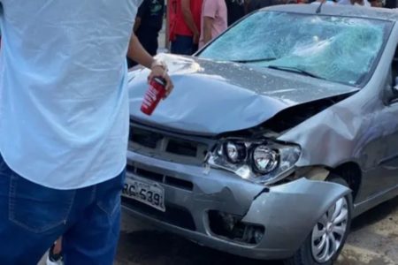 carro cinza com a frente amassada após atropelar jovens na Bahia