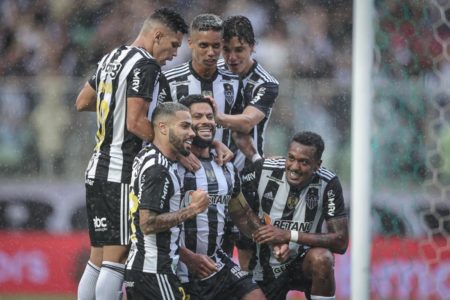 Hulk comemora com os companheiros de Atlético-MG