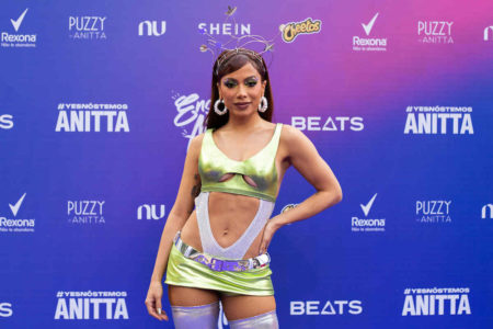 Foto colorida de Anitta em coletiva - Metrópoles