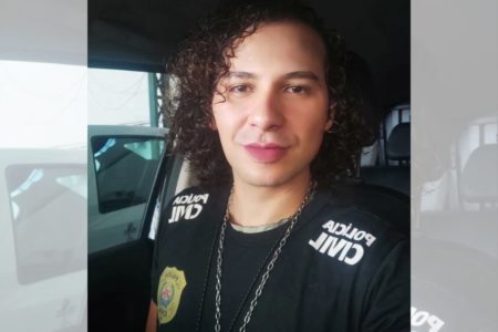 Imagem colorida: agente da Polícia Civil sentada em carro - Metrópoles