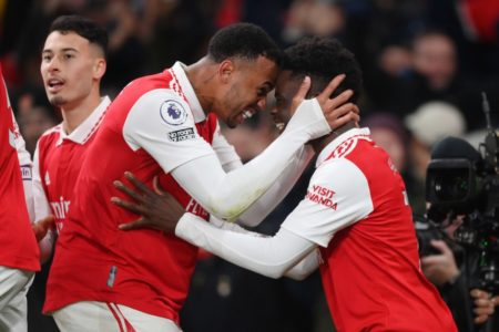 Saka e Gabriel Magalhães comemoram triunfo do Arsenal