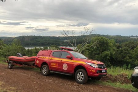 carros do corpo de bombeiros durante buscas por naufrágio - Metrópoles