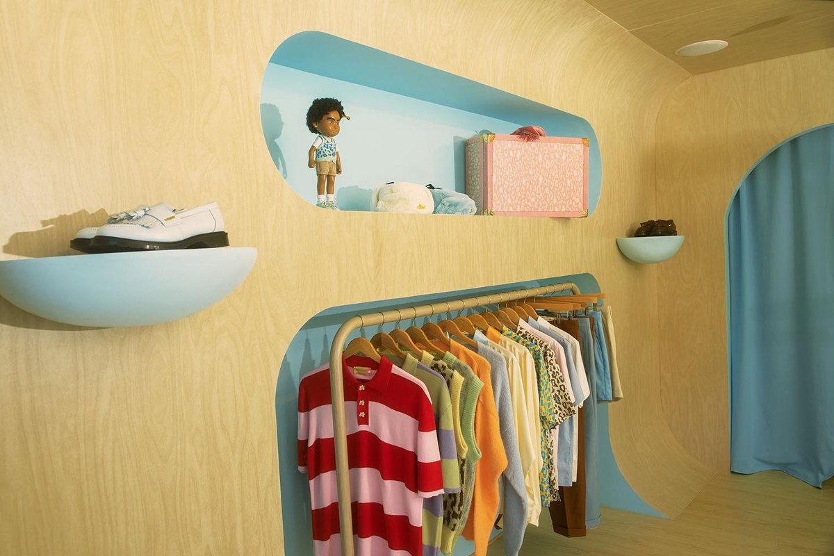 Loja da marca GOLF le FLEUR, do rapper Tyler, The Creator, em Malibu, em Los Angeles, nos Estados Unidos. A parede é de madeira e possui prateleiras com produtos. É possível ainda ver uma arara com roupas penduradas. - Metrópoles