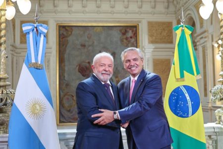 Lula e Alberto Fernandez posam para foto na Casa Rosada