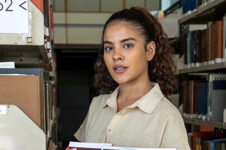 Foto colorida de Jenifer, personagem da novela Vai na Fé - Metrópoles