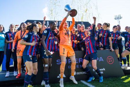 Equipe feminina do Barcelona levanta taça da Supercopa - Metrópoles