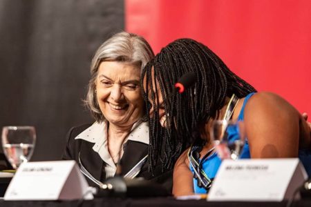 Foto colorida de Cármen Lúcia (à esquerda) e Joelma Gonzaga (à direita) na abertura do 1º Fórum Tiradentes - Metrópoles