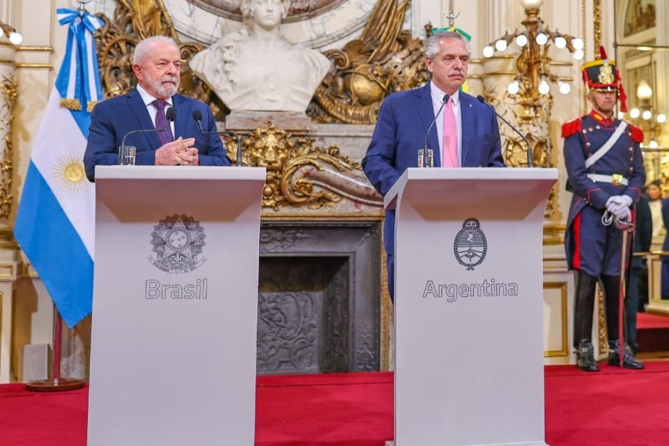 Presidentes Lula e Alberto Fernández, respectivamente do Brasil e Argentina, dão coletiva de imprensa em cerimônia de assinatura de termos de compromisso em salão da Casa Rosada, sede do governo argentino - Metrópoles